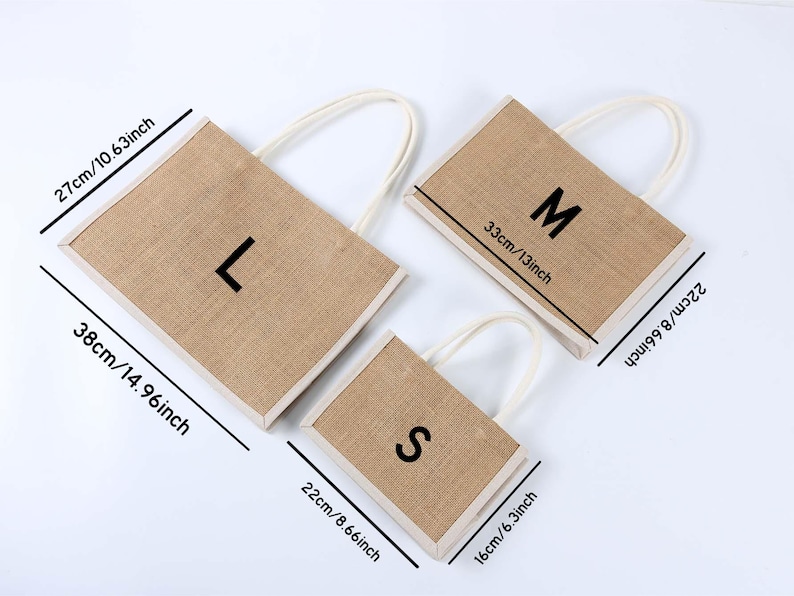 Pu&ograve; includere: Tre borse tote rettangolari in iuta con manici bianchi. Le borse sono etichettate L, M e S. La borsa pi&ugrave; grande &egrave; lunga 38 cm, la borsa media &egrave; lunga 33 cm e la borsa pi&ugrave; piccola &egrave; lunga 22 cm.