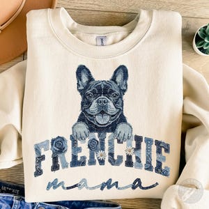 フレンチブルドッグママ PNG | デニムパッチワークフレンチブルドッグデザイン | かわいい犬のママグラフィック | トレンディな子犬の昇華プリント | 母の日ギフトダウンロード