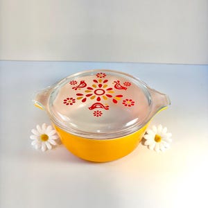 Vintage Pyrex 472 Orange Casserole Bowl with Friendship Lid – Red Birds Floral Pattern
