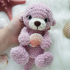 Może przedstawiać: Zestaw trzech ceramicznych kubków z nakrapianym, matowym wykończeniem. Kubki są w odcieniach kremu, jasnoszarym i ciemnoszarym. Każdy kubek ma prosty, minimalistyczny design.