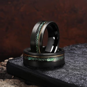 Schwarzgold Wolfram Ring mit Crushed Smaragd & Meteorit Nebel Inlay, Weltraum Ring, 18K Gold Linie, Eheringe für Männer und Frauen