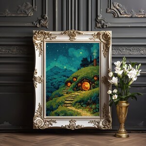 Peut inclure: Une peinture encadr&eacute;e repr&eacute;sentant un paysage avec une colline herbeuse, des marches en pierre et des habitations aux fen&ecirc;tres rondes illumin&eacute;es d'une lumi&egrave;re chaude sous un ciel &eacute;toil&eacute;. Un vase dor&eacute; rempli de lys blancs est pos&eacute; &agrave; c&ocirc;t&eacute;.