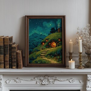 Peut inclure: Une impression d'art encadr&eacute;e repr&eacute;sentant un paysage avec une colline herbeuse, un chemin en pierre et une petite demeure aux fen&ecirc;tres rondes illumin&eacute;es sous un ciel &eacute;toil&eacute;. L'&oelig;uvre est pr&eacute;sent&eacute;e dans un cadre en bois sombre.
