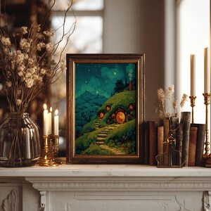 Peut inclure: Une impression d'art rectangulaire encadr&eacute;e repr&eacute;sentant une colline verdoyante avec une petite demeure dot&eacute;e d'une porte et de fen&ecirc;tres rondes lumineuses, sous un ciel nocturne &eacute;toil&eacute; bleu fonc&eacute;. Un chemin de pierre m&egrave;ne &agrave; l'entr&eacute;e.