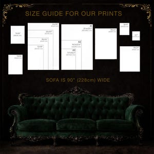 Peut inclure: Un guide des tailles pour impressions pr&eacute;sentant diverses dimensions de papier blanc rectangulaire en pouces et centim&egrave;tres, incluant 5x7, 8x10, 11x14, 12x16, 12x18, 16x20, 16x24, 18x24, 20x30, 24x36, A3, A2 et A1, au-dessus d'un canap&eacute; vert fonc&eacute; capitonn&eacute;.