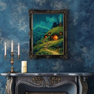 Peut inclure: Une impression d'art murale rectangulaire encadr&eacute;e repr&eacute;sentant une colline verdoyante avec une petite demeure aux fen&ecirc;tres rondes et lumineuses, un chemin de pierre menant &agrave; l'entr&eacute;e, sous un ciel nocturne bleu &eacute;toil&eacute; avec des collines.