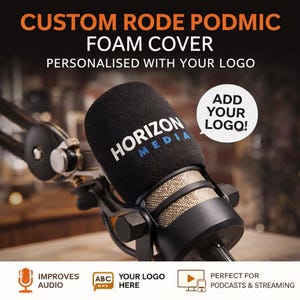 Puede incluir: Funda de espuma negra para micrófono Rode PodMic, personalizada con un logotipo. La imagen muestra el micrófono con el texto "HORIZON MEDIA" en la funda. La imagen también incluye el texto "¡AÑADE TU LOGO!"