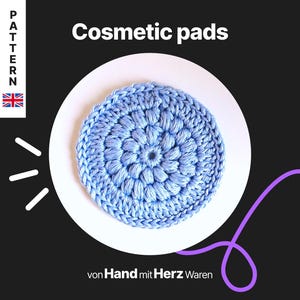 Könnte beinhalten: Ein hellblaues, gehäkeltes Kosmetikpad, das auf einem weißen Teller vor einem schwarzen Hintergrund liegt. Der Text "Cosmetic pads" steht über dem Pad. Das Wort "PATTERN" steht links, mit der britischen Flagge. Der Text "von Hand mit Herz Waren" steht unten.