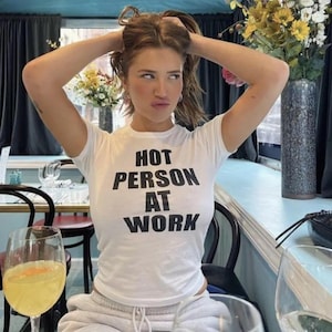 Hot Person at Work Baby Tee | T-shirt humoristique femme | Crop top tendance | Cadeau drôle | Y2K aesthetic | Tee sexy et fun