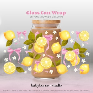 Pode incluir: Uma embalagem de lata de vidro com um design de limões, laços rosa e flores brancas. O texto "Glass Can Wrap" e "LEMONS & BOWS | 16 OZ & 20 OZ" são exibidos na parte superior. A parte inferior da imagem exibe o texto "babybones studio".