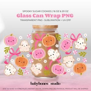 Può includere: Un file di design digitale per un involucro per bicchiere con un motivo di zucche rosa e arancioni, fantasmi bianchi, nastri rosa, piccoli fiori bianchi e caramelle alla menta. Il testo recita SPOOKY SUGAR COOKIES, 16 OZ & 20 OZ, Glass Can Wrap PNG, TRANSPARENT PNG, SUBLIMATION + UV DTF e babybones studio.