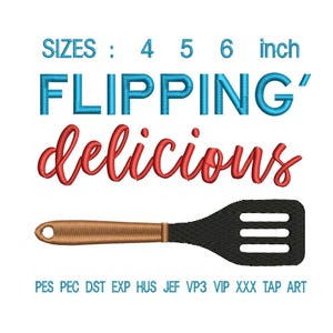 以下が含まれることがあります： 青と赤で「FLIPPING' delicious」の文字が刺繍されたデザイン。サイズは10、12.7、15.2 cm。テキストの下には、茶色の柄が付いた黒いヘラがあります。このデザインは刺繍用です。