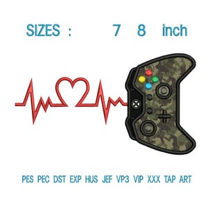 Puede incluir: Imagen que presenta una línea roja de latidos del corazón que termina en forma de corazón, conectada a un mando de videojuegos con estampado de camuflaje. El texto dice "SIZES: 7 8 inch". El mando tiene botones de colores. Para bordado digital.