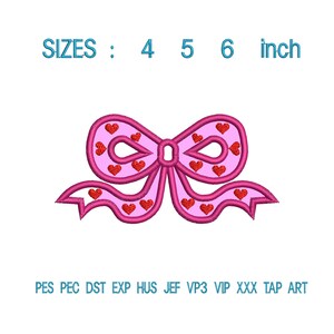 Peut inclure: Un motif de nœud rose avec des cœurs rouges, avec le texte "SIZES: 4 5 6 inch". Le nœud est un motif de broderie. Les tailles sont de 10, 13 et 15 cm. Idéal pour les projets créatifs.