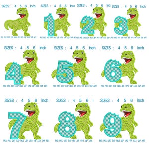Puede incluir: Colección de diseños de dinosaurios verdes, cada uno con un número del 1 al 9. Los números tienen un patrón de cuadros azules y blancos. El texto "SIZES: 4 5 6 inch" está encima de cada dinosaurio. Adecuado para bordados.