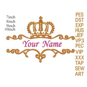 Puede incluir: Diseño de corona dorada con el texto "Your Name" en rosa, enmarcado por adornos. Las opciones de tamaño van de 17.78 cm a 25.4 cm. Formatos de archivo de bordado: PES, DST, EXP, HUS, JEF, VP3, PEC, VIP, XXX, TAP, SEW, ART.
