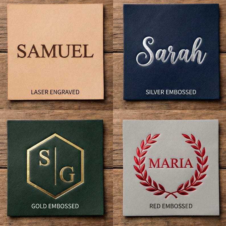 K&ouml;nnte beinhalten: Vier quadratische Karten mit personalisiertem Text. Die obere linke Karte ist beige mit "SAMUEL" lasergraviert. Die obere rechte Karte ist marineblau mit "Sarah" silber gepr&auml;gt. Die untere linke Karte ist dunkelgr&uuml;n mit "SG" gold gepr&auml;gt. Die untere rechte Karte ist grau mit "MARIA" rot gepr&auml;gt.