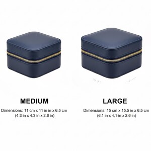 K&ouml;nnte beinhalten: Zwei marineblaue quadratische Schmuckk&auml;stchen mit goldenen Rei&szlig;verschl&uuml;ssen. Die mittlere Box ist 11 cm x 11 cm x 6,5 cm gro&szlig;. Die gro&szlig;e Box ist 15 cm x 15,5 cm x 6,5 cm gro&szlig;. Die Boxen sind mit "MEDIUM" und "LARGE" beschriftet.