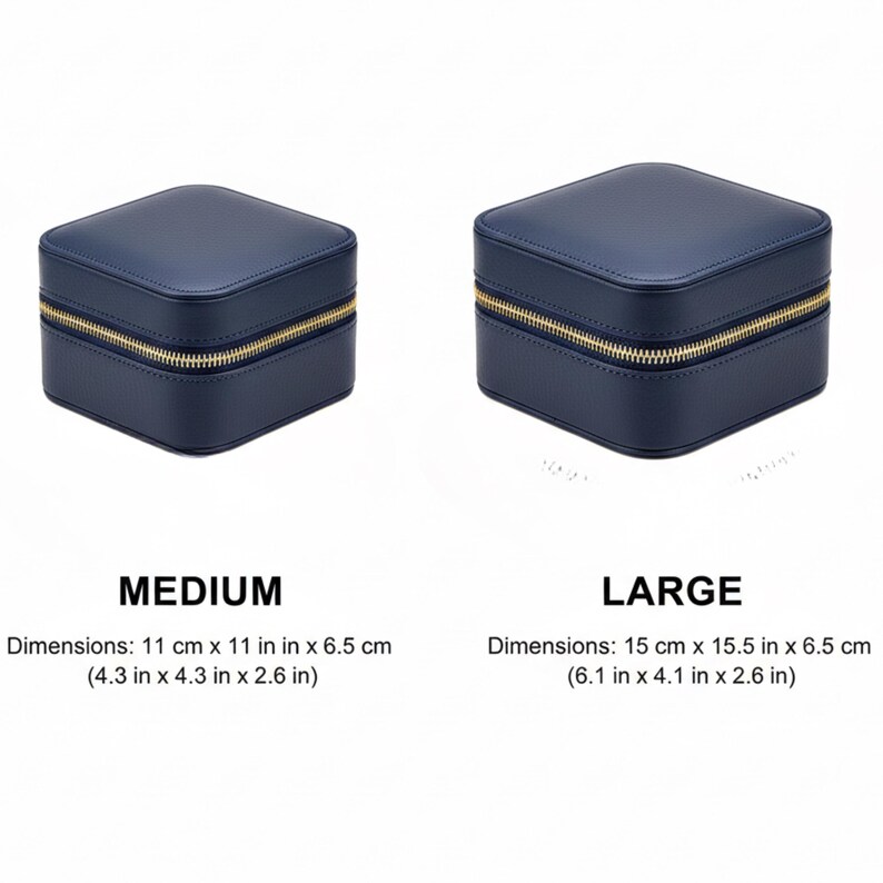 K&ouml;nnte beinhalten: Zwei marineblaue quadratische Schmuckk&auml;stchen mit goldenen Rei&szlig;verschl&uuml;ssen. Die mittlere Box ist 11 cm x 11 cm x 6,5 cm gro&szlig;. Die gro&szlig;e Box ist 15 cm x 15,5 cm x 6,5 cm gro&szlig;. Die Boxen sind mit "MEDIUM" und "LARGE" beschriftet.