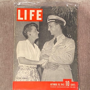 SALE ! LIFE Magazine October 18, 1943 Picture Romance Military Cover 1940s 40s wwii mid-century Mcm USA American History Free Shipping