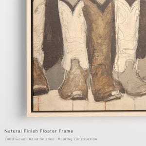 K&ouml;nnte beinhalten: Kunstwerk mit vier Paar Cowboy-Stiefeln in verschiedenen Braun- und Wei&szlig;t&ouml;nen. Die Stiefel sind auf Leinwand gemalt und mit einem Naturholz-Rahmen versehen. Das Kunstwerk ist handgefertigt und aus massivem Holz.