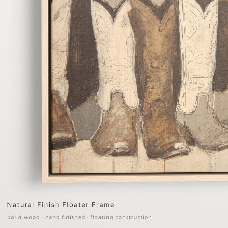 K&ouml;nnte beinhalten: Kunstwerk mit vier Paar Cowboy-Stiefeln in verschiedenen Braun- und Wei&szlig;t&ouml;nen. Die Stiefel sind auf Leinwand gemalt und mit einem Naturholz-Rahmen versehen. Das Kunstwerk ist handgefertigt und aus massivem Holz.