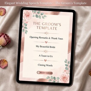 Pu&ograve; includere: Un tablet digitale mostra un modello di discorso di nozze intitolato "The Groom's Template". Il design presenta una combinazione di colori rosa e oro con accenti floreali. Il modello include sezioni per le osservazioni di apertura, la sposa e le parole di chiusura.