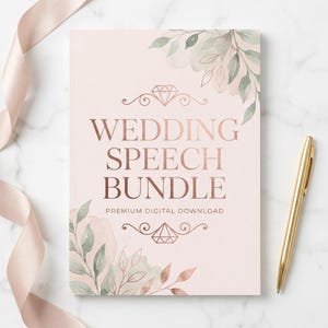 Pu&ograve; includere: Un taccuino rosa chiaro di Wedding Speech Bundle con scritte in oro rosa e accenti floreali ad acquerello. Una penna d'oro &egrave; appoggiata su una superficie di marmo bianco accanto al taccuino. Un nastro rosa &egrave; drappeggiato sullo sfondo.