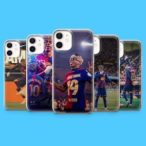 Peut inclure: Une collection de cinq coques de téléphone avec des images de joueurs de football en action. Les coques présentent des joueurs en maillots bleus et bordeaux, avec les numéros 10 et 19 visibles. Le fond est bleu vif.