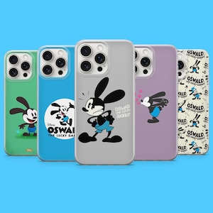 Könnte beinhalten: Fünf Smartphone-Hüllen mit Oswald dem glücklichen Hasen. Die Hüllen sind grün, blau, transparent, lila und cremefarben gemustert. Jede Hülle zeigt die Figur in verschiedenen Posen mit dem Text Oswald the Lucky Rabbit auf einigen.