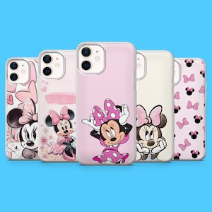 Op de afbeelding: Een verzameling van vijf telefoonhoesjes met Minnie Mouse-ontwerpen. De hoesjes tonen verschillende poses van Minnie Mouse in roze, zwart en wit, met stippen en strikken. De hoesjes worden weergegeven tegen een helderblauwe achtergrond.