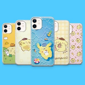 Puede incluir: Una colección de fundas para teléfonos con diseños coloridos. Las fundas presentan personajes de dibujos animados en varias escenas, incluido un personaje nadando en una escena de agua azul. Otras fundas tienen fondos amarillos y rosas con patrones de personajes.