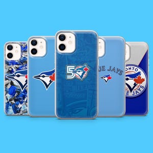 Puede incluir: Cinco fundas transparentes para teléfono con la marca Toronto Blue Jays. Los diseños incluyen el logotipo del equipo, el número 50 y las palabras "Blue Jays" en azul y blanco. Las fundas están sobre un fondo azul claro, con el logotipo del equipo en primer plano.
