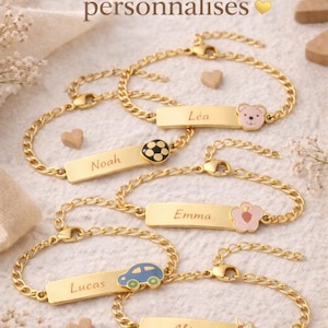 Peut inclure: Bracelets personnalisés dorés pour enfants, avec noms et breloques. Les bracelets ont un design de chaîne et des plaques nominatives rectangulaires. Les breloques incluent un ours, un ballon de foot, une fleur, une voiture et une licorne.