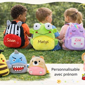 Peut inclure: Sacs à dos pour enfants en forme de zèbre, grenouille et licorne. D'autres modèles incluent une abeille, un requin, un ours et un koala. Les sacs sont personnalisés avec des noms. Le texte "Personnalisable avec prénom" est visible.
