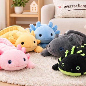 Könnte beinhalten: Fünf Axolotl-Plüschtiere in Pink, Gelb, Blau, Dunkelgrau und Schwarz mit neongrünen Punkten. Jedes Stofftier hat äußere federartige Kiemen, kleine dunkle Augen und einen langen Schwanz. Der Text lovecreationstitches ist oben im Bild zu sehen.