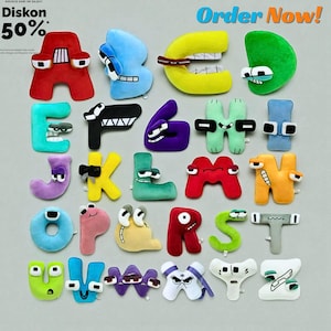 Peut inclure: Une collection de vingt-six lettres de l'alphabet en peluche, chacune dotée d'yeux et d'expressions faciales de dessin animé. Les lettres sont disposées de A à Z, avec des couleurs vives comme le rouge, le bleu, le jaune, le vert, le violet et l'orange. Texte : Diskon 50% et Order Now!