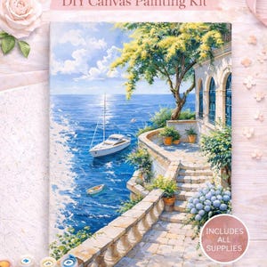 Könnte beinhalten: DIY Malen nach Zahlen-Set mit einer Küstenszene, einer weißen Yacht auf blauem Wasser, einer Steinterrasse und einem Gebäude mit Bogenfenstern. Das Set enthält alles Zubehör. Der Text auf dem Bild lautet "Paint by Numbers" und "DIY Canvas Painting Kit."