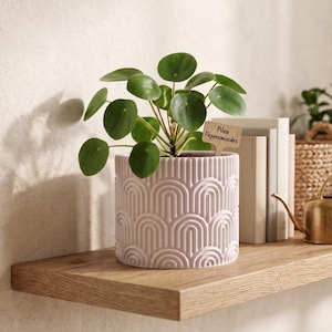 Può includere: Un set di tre tazze in ceramica con finitura opaca e macchiettata. Le tazze sono nei toni del crema, grigio chiaro e grigio scuro. Ogni tazza ha un design semplice e minimalista, perfetto per caffè o tè.