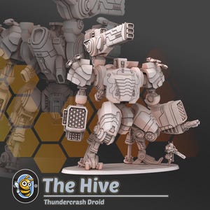 以下が含まれることがあります： 「The Hive」シリーズのThundercrash Droidの詳細な明るい色のモデル。ロボットは大きな大砲、ミサイルランチャー、複雑な機械的詳細を備えています。小さなフィギュアが近くに立っており、ドロイドのサイズを強調しています。