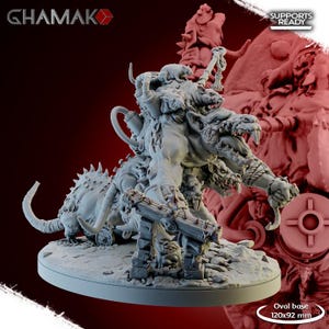 Könnte beinhalten: Detaillierte 3D-gedruckte Miniatur einer monströsen Kreatur mit mehreren Köpfen, einem stacheligen Schwanz und einer Ratte auf dem Rücken. Die Figur ist auf einer ovalen Basis von 120x92 mm montiert. Das Modell ist grau und scheint ein Fantasy- oder Tabletop-Spielcharakter zu sein.