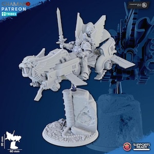 Pode incluir: Figura em miniatura por pintar de um guerreiro montado num veículo futurista. A figura segura uma espada e tem grandes asas. A base é um terreno rochoso texturizado. A imagem inclui o texto "CHAMAKO PATREON TRIBES" e "SUPPORTS READY". A base tem 60 mm de largura e 95 mm de altura.
