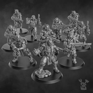 Peut inclure: Ensemble de figurines miniatures représentant des soldats en tenue de combat. Les figurines sont dans diverses poses d'action, tenant des fusils et d'autres armes. Chaque figurine est montée sur une base circulaire, avec une finition détaillée en niveaux de gris.