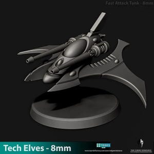 Puede incluir: Miniatura gris oscuro de una aeronave o tanque futurista, etiquetada como "Fast Attack Tank - 8mm". El modelo presenta diseños elegantes y angulares con múltiples cañones y una cabina central. La base es una plataforma circular gris oscuro. El texto "Tech Elves - 8mm" está en la parte inferior.