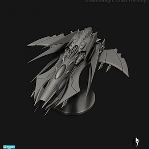 Puede incluir: Modelo gris de una nave de guerra clase Dreadnought. La nave espacial tiene un diseño elegante y futurista con múltiples alas y elementos angulares y afilados. Está montada sobre una base circular.