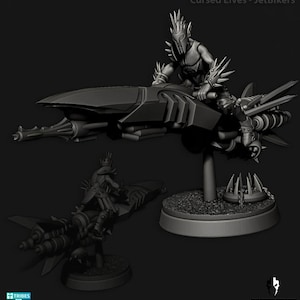 Pode incluir: Modelo 3D em tons de cinza de um Elfo Amaldiçoado em uma JetBiker. O elfo usa uma armadura com detalhes pontiagudos e um capacete. A JetBiker tem um design futurista com barbatanas e uma arma. O modelo está em uma base redonda.