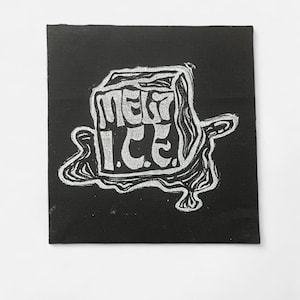 Pode incluir: Uma tela quadrada preta com uma impressão em linóleo branco. A impressão apresenta as palavras "MELT ICE" em uma fonte estilizada, com a imagem de um cubo de gelo derretendo. O design tem um aspecto artesanal.