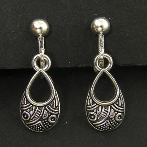 Tiny Silver Teardrop Clip on Earrings, Small Petite Patterned Abstract Silver Dangle Clip Earrings with Screw Back |EC3-60