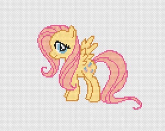 Op de afbeelding: Een roze en gele cartoonpony met een roze manen en staart. De pony heeft blauwe ogen en een roze vlinder op zijn flank.