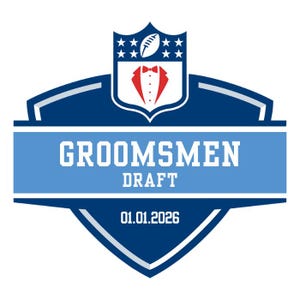 以下が含まれることがあります： 「GROOMSMEN DRAFT」の文字と日付「01.01.2026」が入った、ネイビーブルーとライトブルーのグラフィック。デザインにはフットボールとタキシードのグラフィックが含まれています。全体の形はシールドです。